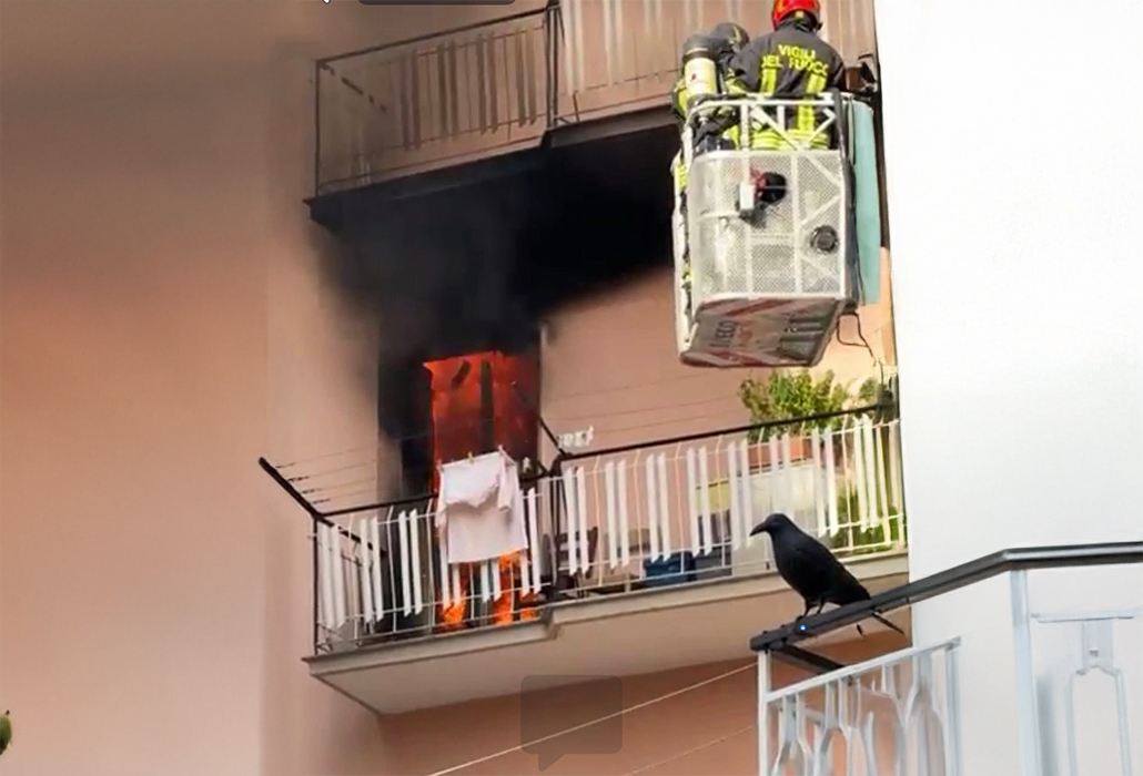 Manfredonia, incendio in un appartamento: paura in palazzina, anziana salvata